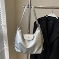 Elegante borsa tote metallizzata argento a pieghe da donna con doppia tracolla e chiusura - Argento - Senza Ciondolo