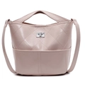 Bolso tipo cubo rosa acolchado con cierre de rosca plateado y doble asa larga - Rosa