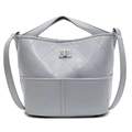 Bolso cubo acolchado azul claro con cierre giratorio plateado y correa de cadena - Azul