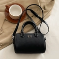 Minimalistische schwarze gewebte Boston-Tasche mit Silberplakette auf khakifarbenem Blazer - Ohne Anhänger / Schwarz - Ohne Anhänger