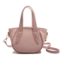 Minimalistische hellrosa Beuteltasche aus glattem Kunstleder und gewebter Stroh-Textur - Rosa