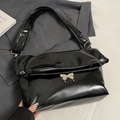 Grand sac cabas noir en cuir verni avec boucle papillon argentée et bandoulière large - Noir - Sans Pendentif