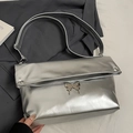 Sac fourre-tout en cuir argenté avec fermoir papillon et large bandoulière réglable - Argent - Sans Pendentif