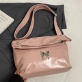 Sac fourre-tout en cuir brillant rose avec boucle papillon argentée et bandoulière large - Rose - Sans Pendentif