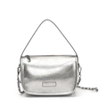Silberne Handtasche in Kissenform mit Faltenoptik und verstellbarem Kettenriemen - Silber
