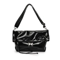 Sac fourre-tout en cuir verni noir avec boucle papillon argentée et bandoulière - Noir Avec Pendentif Corde