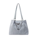 Hellblaue Shopper Tasche mit Wellenstruktur, Silberkette und Schmetterlingsanhänger - Treibsand-Blau