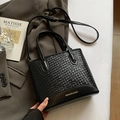 Modische schwarze Eimertasche in Weboptik mit Tragegriff und verstellbarem Riemen - Ohne Anhänger / Schwarz