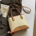 Geflochtene Eimertasche in Beige und Braun mit verstellbarem Schultergurt - Ohne Anhänger / Gebrochenes Weiß