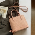 Rosa Handtasche mit Webstruktur und verstellbarem Schultergurt in elegantem Stil - Ohne Anhänger / Rosa