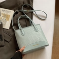 Schicke minzblaue Beuteltasche mit Webstruktur, Doppelgriffen und verstellbarem Gurt - Ohne Anhänger / Blau
