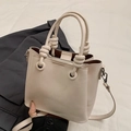 Secchiello chic in pelle crema con manico a nodo a spirale e dettagli in metallo dorato - Senza Ciondolo / Bianco