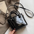 Minimalistische schwarze Lackleder Beuteltasche mit goldenen Details und Tragegriff - Schwarz - Ohne Anhänger