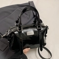Borsa Boston in pelle verniciata nera con dettagli in argento e tracolla - Senza Ciondolo / Nero