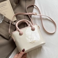 Cremeweiße Beuteltasche mit rosa Griff und verstellbarem Gurt für den Alltag - Off-White - Ohne Anhänger