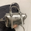 Borsa a mano Boston argento metallizzato con finitura lucida e tracolla regolabile - Senza Ciondolo / Argento
