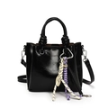 Sac seau minimaliste noir brillant pour femme avec pendentif tressé et bandoulière - Avec Pendentif / Noir