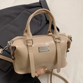 Elegante borsa Boston beige in vernice con placca in metallo e tracolla regolabile - Senza Ciondolo / Cachi