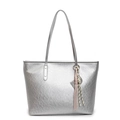 Bolso tote plateado metalizado con dije de cuerda trenzada y pequeño colgante de ábaco - Plateado