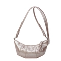 Bolso tipo croissant color champán en cuero PU plisado con correa ajustable - Rosa