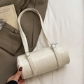 Minimalistische cremefarbene Zylindertasche aus glänzendem Wachsleder mit Schultergurt - Ohne Anhänger / Off-White - Ohne Anhänger