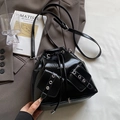 Glänzende schwarze Beuteltasche mit Kordelzug und silbernen Metallösen Details - Schwarz - Ohne Anhänger