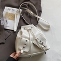 Beige Kordelzug-Beuteltasche aus Kunstleder mit Cargotaschen und verstellbarem Riemen - Off-White - Ohne Anhänger