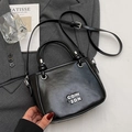 Secchiello classico in pelle PU nera con logo in metallo argento e doppi manici - Senza Ciondolo / Nero
