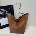 Braune Shopper-Tasche aus weichem Leder mit Vintage-Textur und Kordelzug für den Alltag - Braun (Ohne Anhänger)