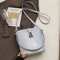 Secchiello azzurro minimalista con fibbia argento e tracolla staccabile - Blu (Senza Ciondolo)