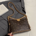Bolso de hombro de cuero marrón oscuro con estampados de dibujos y correa delgada - Café Sin Colgante
