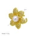 Detalle de anillo de flor con perla blanca y circonitas, 33mm de diámetro y 10,2g de peso - Abierto Ajustable / Estilo de Flor de Perla de Seis Pétalos (DR250102-A)