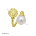 Detalle de anillo dorado con medalla Virgen María, perla y banda de cuerda - Abierto Ajustable / Estilo de Perla con Relieve de la Virgen María (DR250102-B)