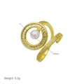 Vista detallada del anillo espiral dorado con pavé de circonitas y perla de 20mm - Abierto Ajustable / Estilo de Perla Circular en Espiral (DR250102-C)