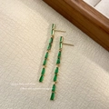 Elegante goldene Tropfenohrringe mit langen Quasten und grünen Zirkonia-Steinen - Grün