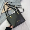 Bolso cubo retro negro de cuero PU con textura, asas de mano y correa de hombro ajustable - Negro - Sin Colgante