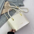 Bolso saco chic en cuero PU blanco crema con asas y correa dorada ajustable - Blanco Roto - Sin Colgante