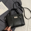 Elegante borsa a secchiello nera con trama litchi, hardware argento e tracolla regolabile - Nero - Senza Ciondolo