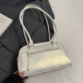Bolso Boston blanco perlado con correa fina y detalle de borla sobre un traje - Blanco sin Colgante