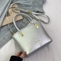 Bolso cubo chic de PU plateado texturizado con detalles dorados y correa ajustable - Plata - Sin Colgante