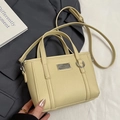Borsa a secchiello crema testurizzata litchi con placca argento e tracolla regolabile - Giallo - Senza Pendente