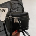 Elegante schwarze Kastenhandtasche in Lychee-Lederoptik mit Doppel-Reißverschluss und Gurt - Schwarz - Ohne Anhänger
