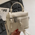 Elegante cremeweiße Box-Tasche mit Lychee-Maserung, Tragegriff und verstellbarem Gurt - Off-White - Ohne Anhänger