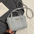 Hellgrau-blaue Beuteltasche mit Litschimuster, Griff oben und silbernen Beschlägen - Blau - Ohne Anhänger