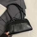 Bolso Boston clásico de cuero sintético negro con anillos plateados y correas largas - Negro - Sin Colgante