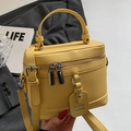 Elegante hellgelbe Box-Handtasche aus Leder mit Litschi-Struktur und Schultergurt - Gelb - Ohne Anhänger
