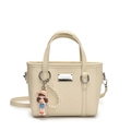 Schicke beige Eimer-Handtasche aus Leder mit Tragegriffen und süßem Puppenanhänger - Weiß mit Anhänger
