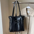 Sac cabas minimaliste en cuir ciré noir avec détail de nœud et fines bandoulières - Sans Pendentif / Noir