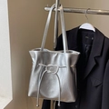 Sac cabas argenté en cuir huilé avec texture métallisée et nœud décoratif sur cintre - Sans Pendentif / Argenté
