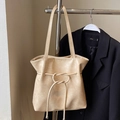 Borsa tote minimalista in pelle cerata color crema con dettaglio a coulisse - Senza Ciondolo / Giallo
